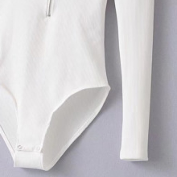 It's Back! 💋 Zip Up Bodysuit - Picture 3 of 4